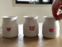 ラベルをはがしたら真っ白♪ヨーグルトのカップでお正月飾り