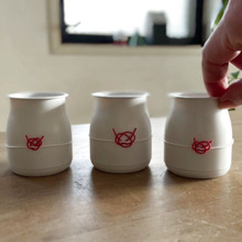 ラベルをはがしたら真っ白♪ヨーグルトのカップでお正月飾り