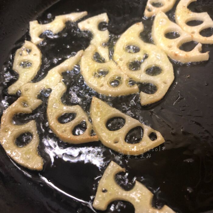 ⑤れんこんを揚げ焼きにする