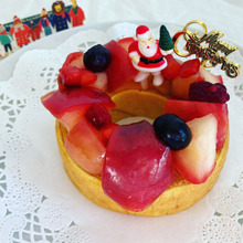 フライパンの蒸しりんごでクリスマスリースケーキ★お手頃価格のバームクーヘンで簡単♪