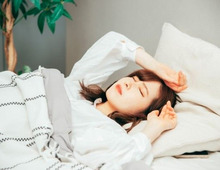 これも更年期?「最近、寝た気がしない」をスッキリ快眠に!不眠チェックリスト&対処法【医師監修】