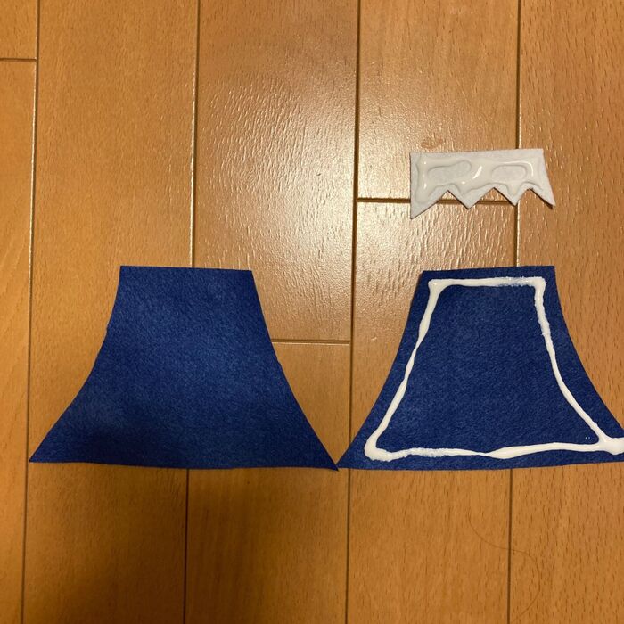 ③切ったパーツをボンドで貼り付ける