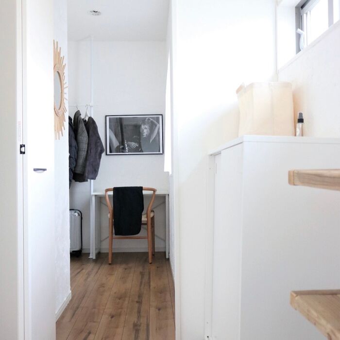 ① 突っ張り式のハンガーラック