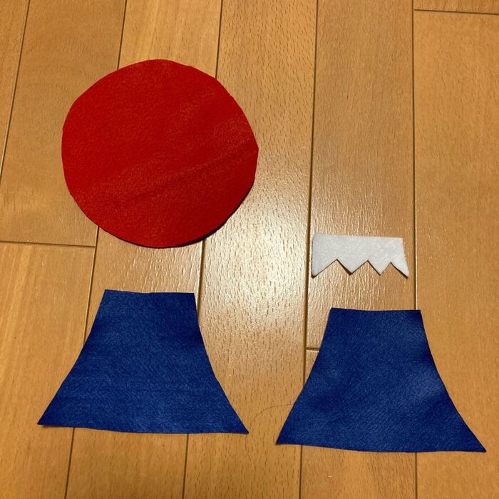 ②フェルトをカットし、富士山パーツを作る。