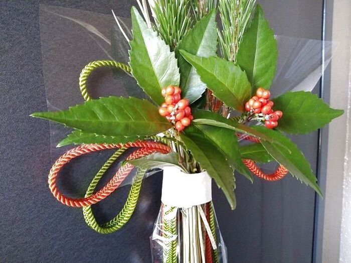 帯締めを使った玄関の正月飾り