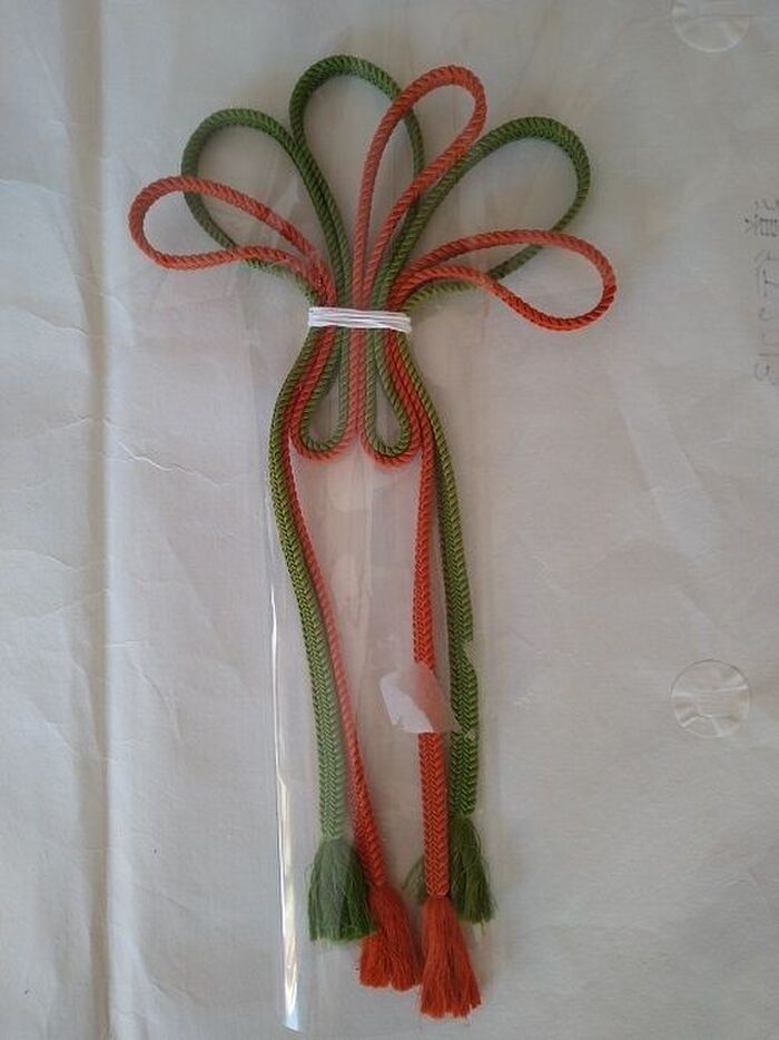 帯締めを写真の形にしてヒモで結ぶ