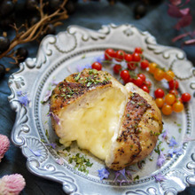 インパクト大!切れ目からとろ〜りがヤバすぎる!まるでお肉ケーキ【丸ごとカマンベールチーズの肉巻き】