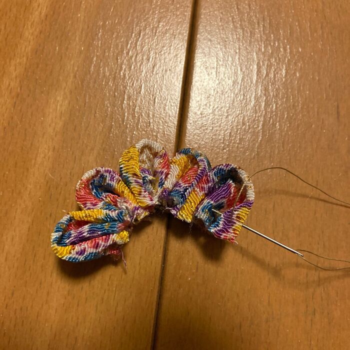 ③糸をそのまま次のパーツにつなげ、同じように4針でぐし縫いして、5枚の花びらをつなぐ。