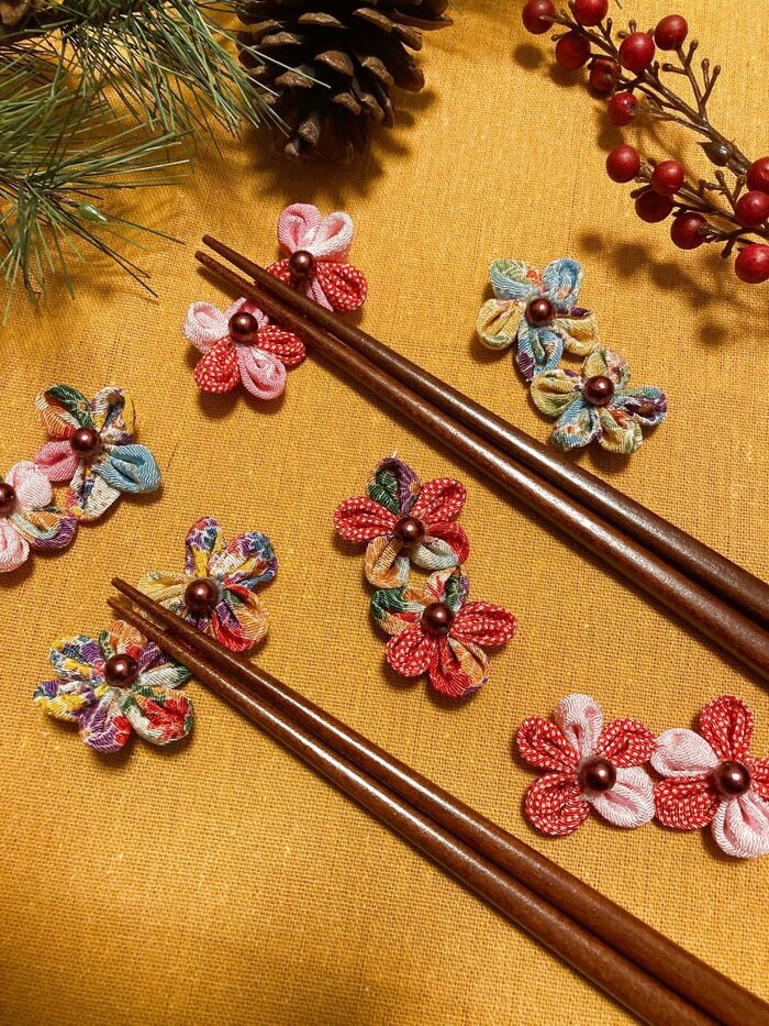 100均友禅ちりめんで作る!布の花の箸置き(^○^)