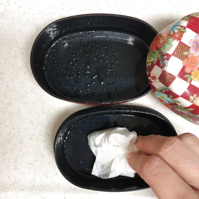 2.キッチンペーパーなどで拭き取る