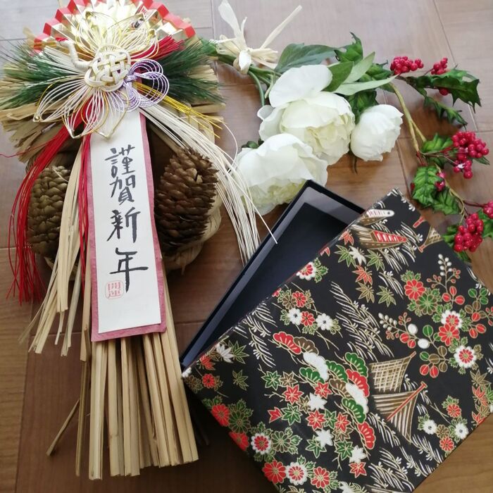 自宅にあった古いしめ縄飾りや造花