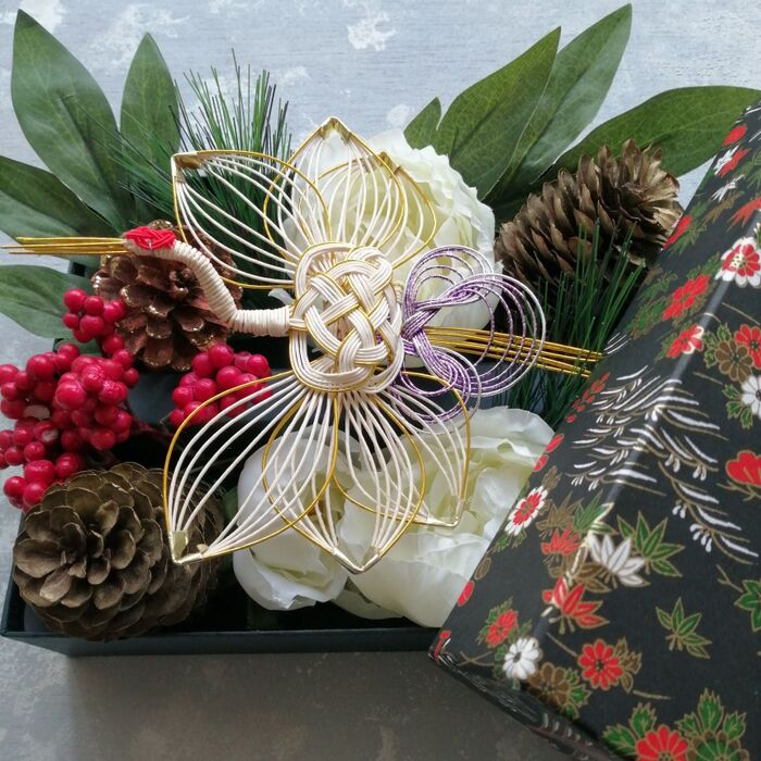 花おせち お菓子の空き箱をリメイクしてお正月のお花BOX