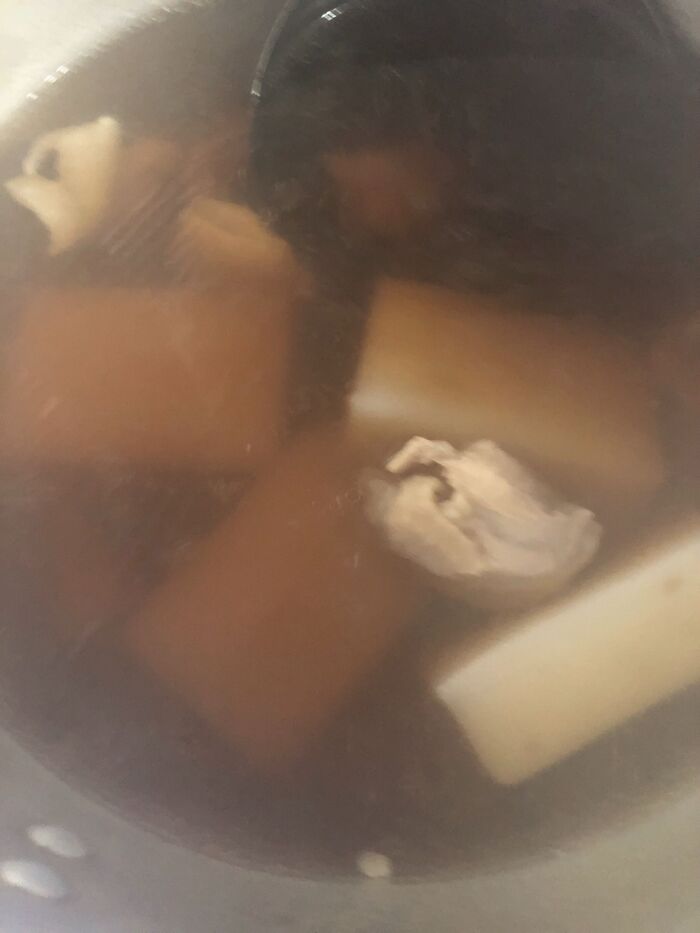 お餅を入れ柔らかくなってきたらほうれん草を加えます