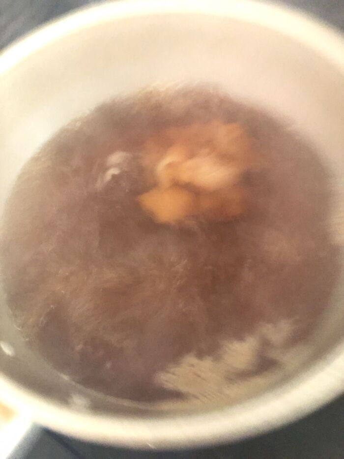 だし、醤油を入れたら鶏肉を入れ煮ます