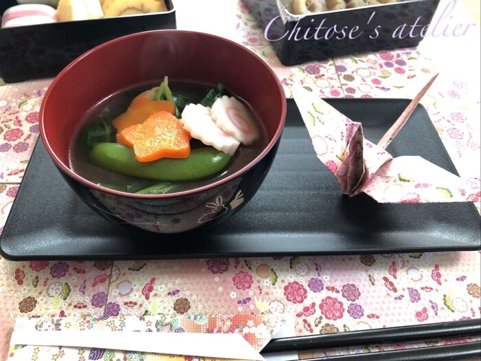 ほうれん草が柔らかくなったらお椀によそい、飾り用の野菜等を乗せます