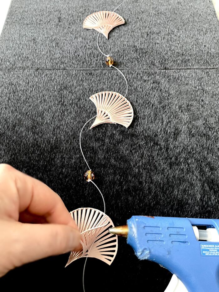 ④ビーズとビーズの間に扇を貼る