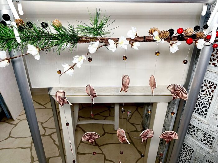 ⑥テグスにつけた扇をバーに等間隔で結びます。