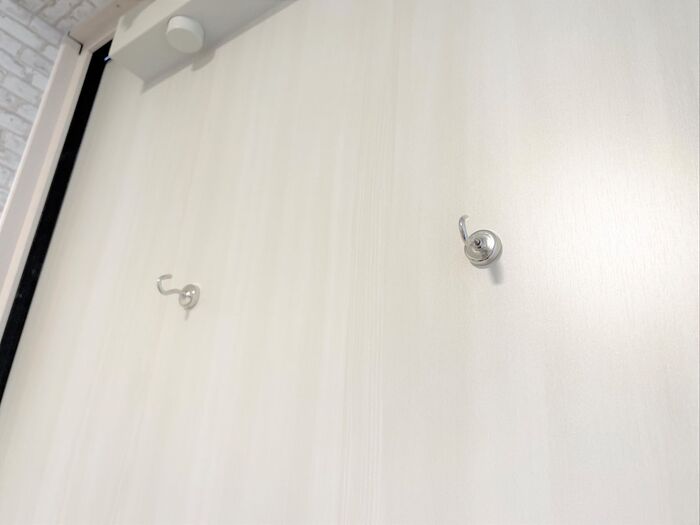 セリアのマグネット2個でガッチリ収まります。