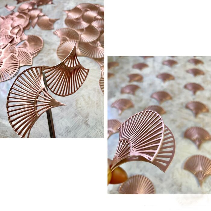 ②2枚を貼り合わせる