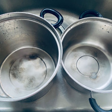 鍋底のこげ落としには、重曹を煮立せるのがポイントです!