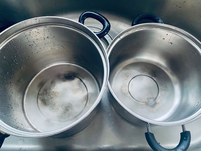 鍋底のこげ落としには、重曹を煮立せるのがポイントです!