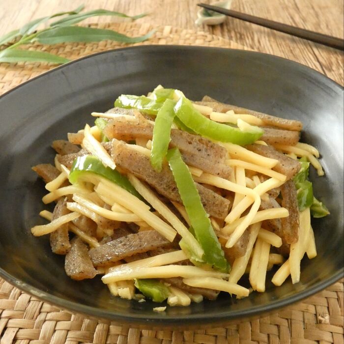 冷凍こんにゃくでチンジャオロース風