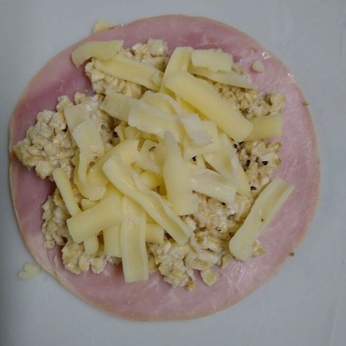 ハムとチーズでオートミールをはさむ