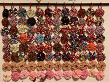 100均和布&ハギレで、お正月インテリア!ヨーヨーキルトのカフェカーテン♪♪