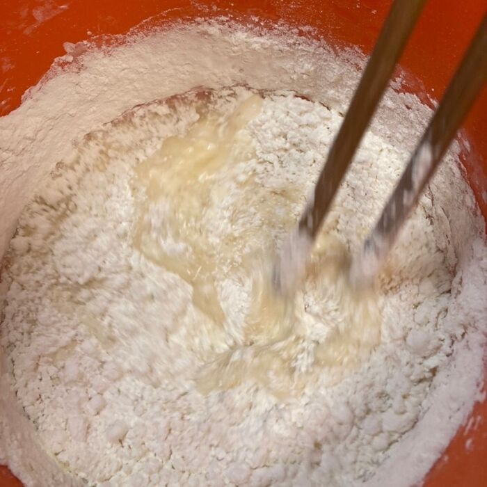 小麦粉と片栗粉を入れてさっくり混ぜる