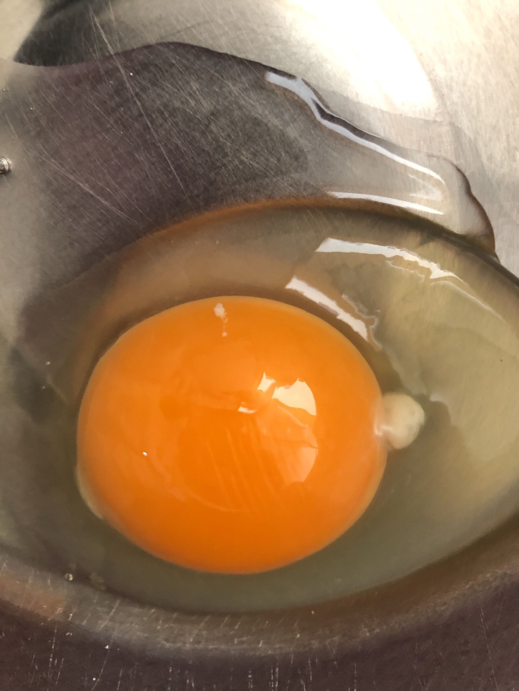ボウルに卵を割り入れ溶きます