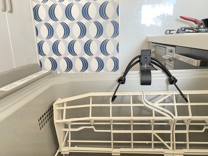 フックをかけてから縁に挟んでセット完了