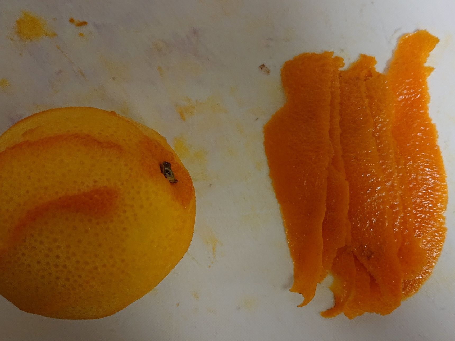 オレンジ1個分のゼストと果汁を用意する。