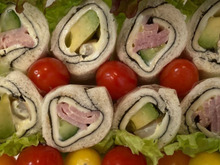 切り口を見せて綺麗な海苔巻きサンド♪