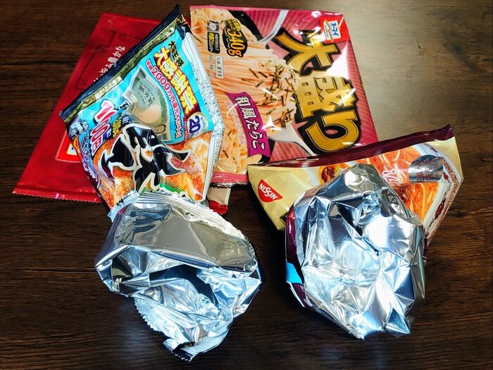 裏が銀のこの空袋を使います