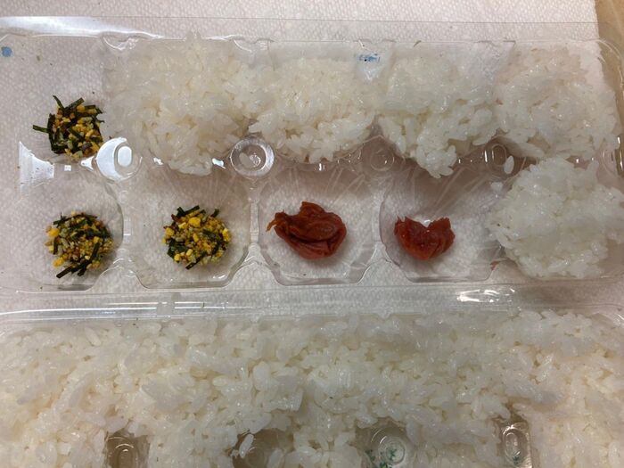 具の上からご飯をかぶせてしっかりと詰め込みます