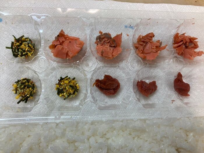 卵型の上の方にはお好きな具を入れます