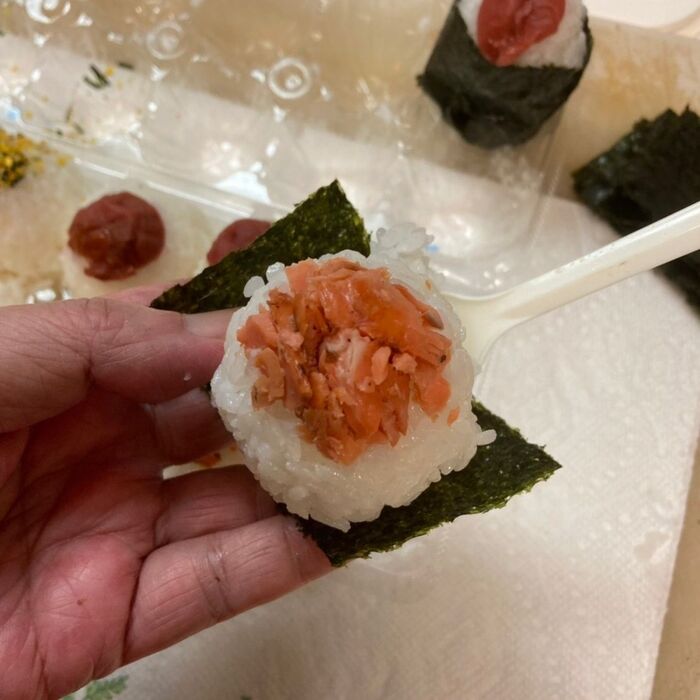 スプーンですくって外し海苔を巻きます