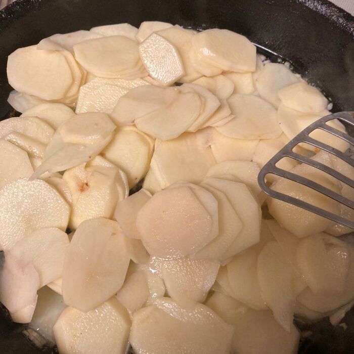 皮を剥いたジャガイモを出来るだけ薄く切ります