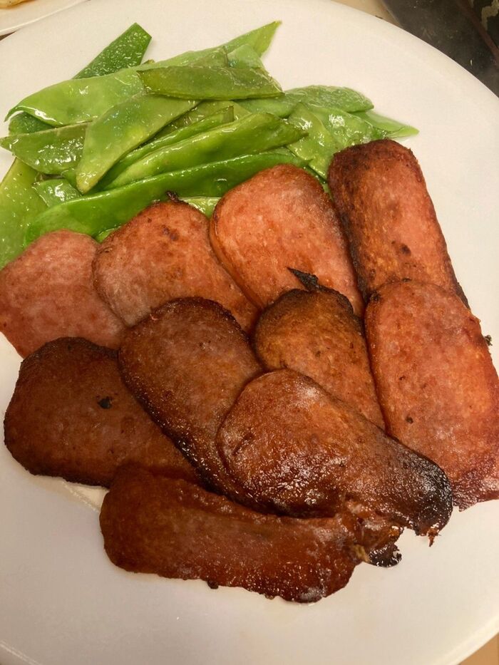 見た目は悪いけどスパムは紙の様に薄く切ってカリカリに焼くのが好き♪