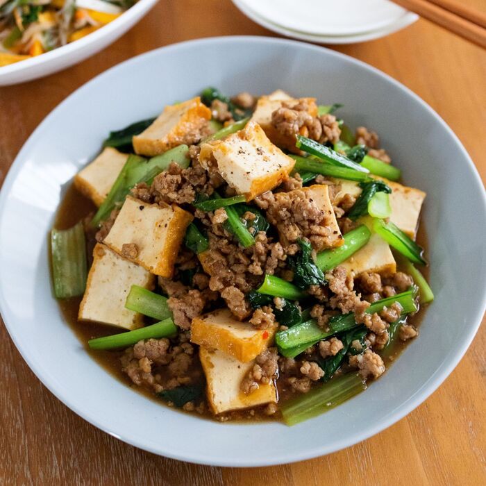 厚揚げと小松菜とひき肉のピリ辛オイスター炒め【ご飯が進む♩ボリュームも◎】