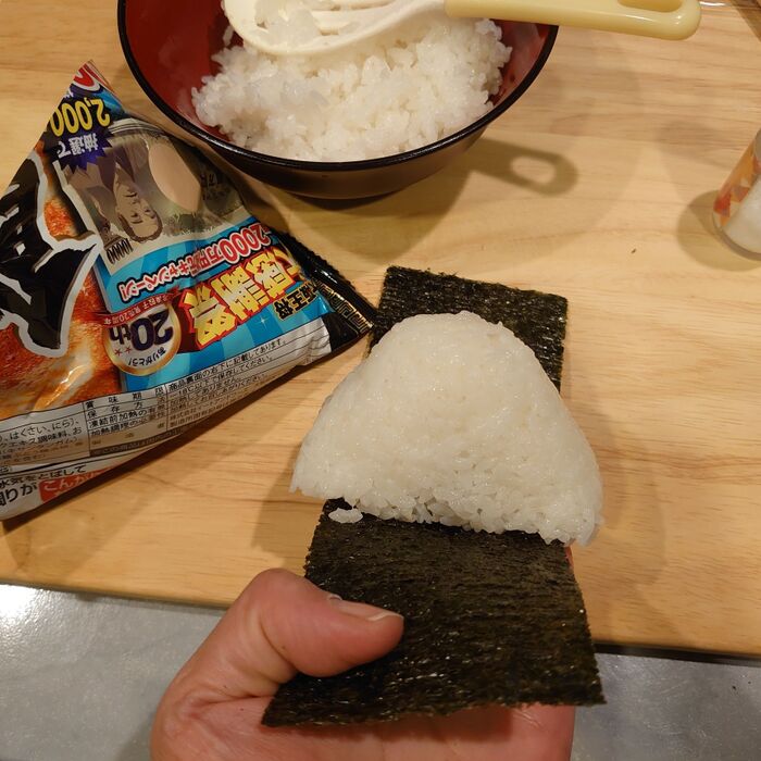 海苔を持って袋から出し