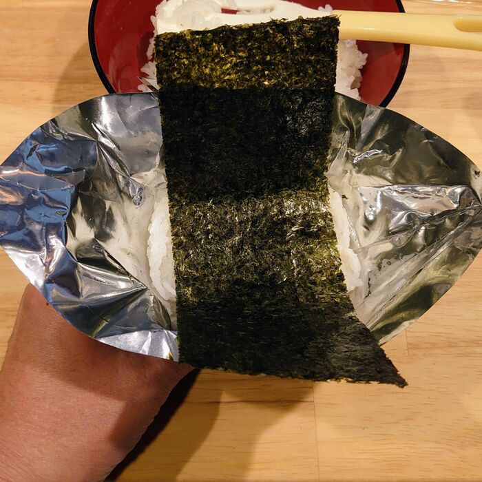 袋の上から海苔を乗せて