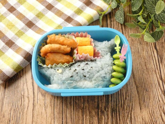 保育園の遠足弁当に作った「モササウルスのデコおにぎり弁当」