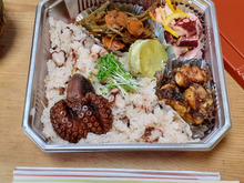 100均お弁当パックで…駅弁風弁当~たこ飯たこづくし(ちょっと訳ありボイル真ダコ使用)