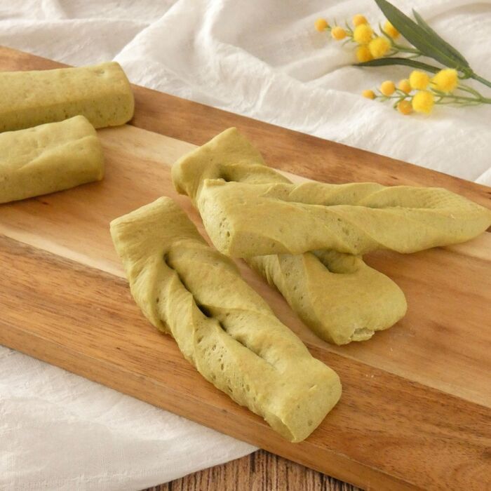 野菜嫌いの子どもに「ポリ袋で作る★青汁入りのスティックパン」