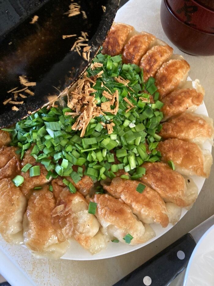 生ニラを盛り付けた上から熱い油をかけて出来上がりです♪