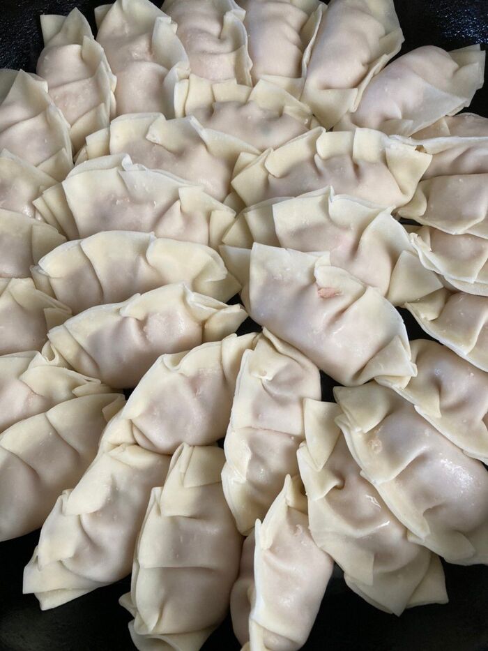 油を引いたフライパンに並べて焦げ目が付くまで焼きます