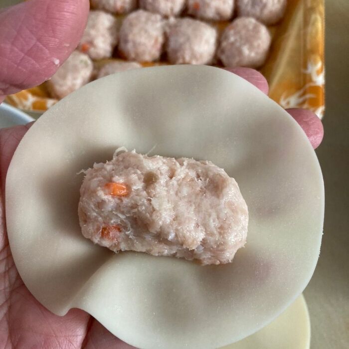 鶏肉団子を一枚に一つ包みます