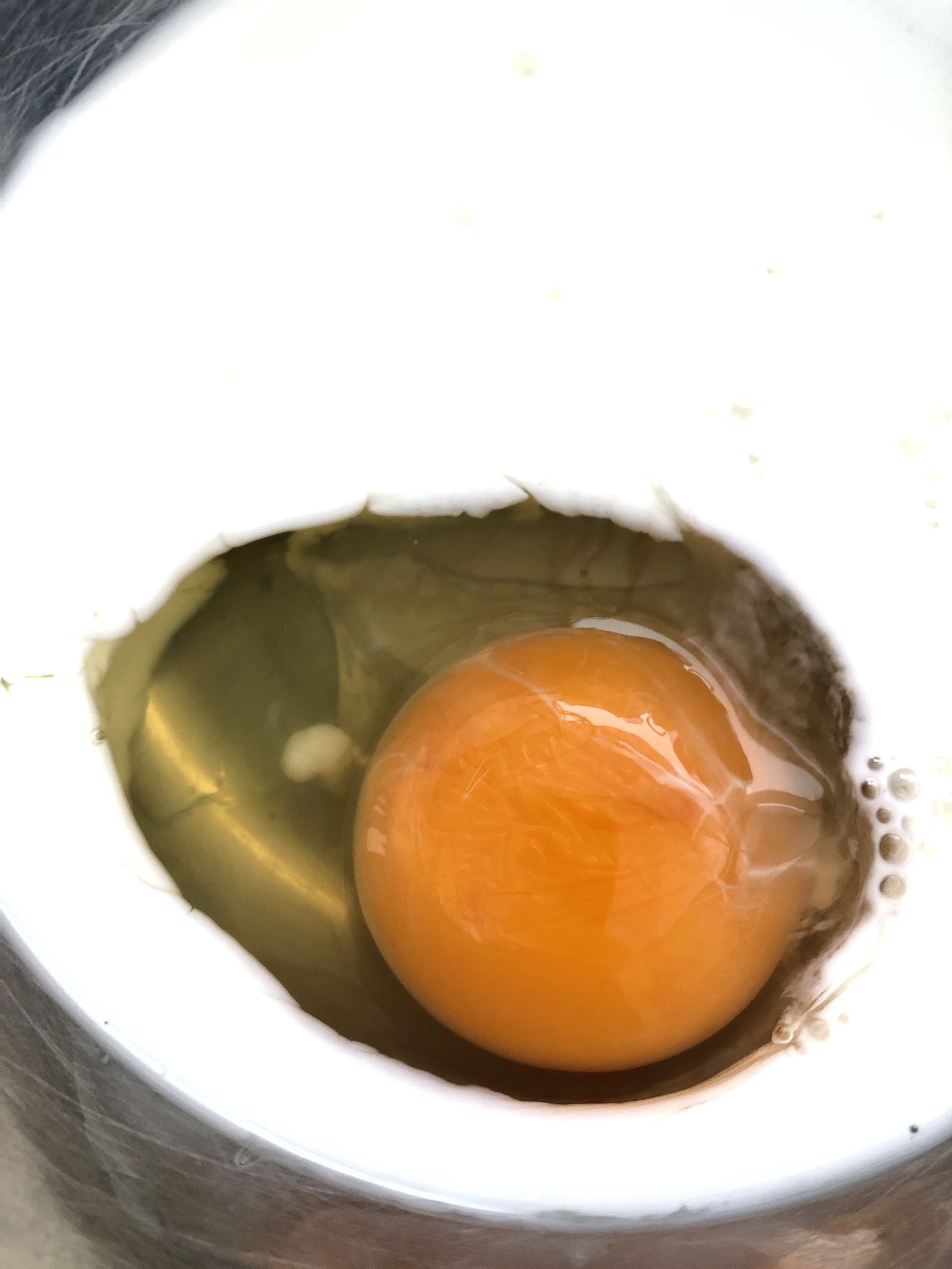 ボウルに卵を割り入れ、牛乳、蜂蜜を加え泡立て器で混ぜます