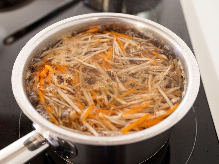 ① 野菜を茹でる